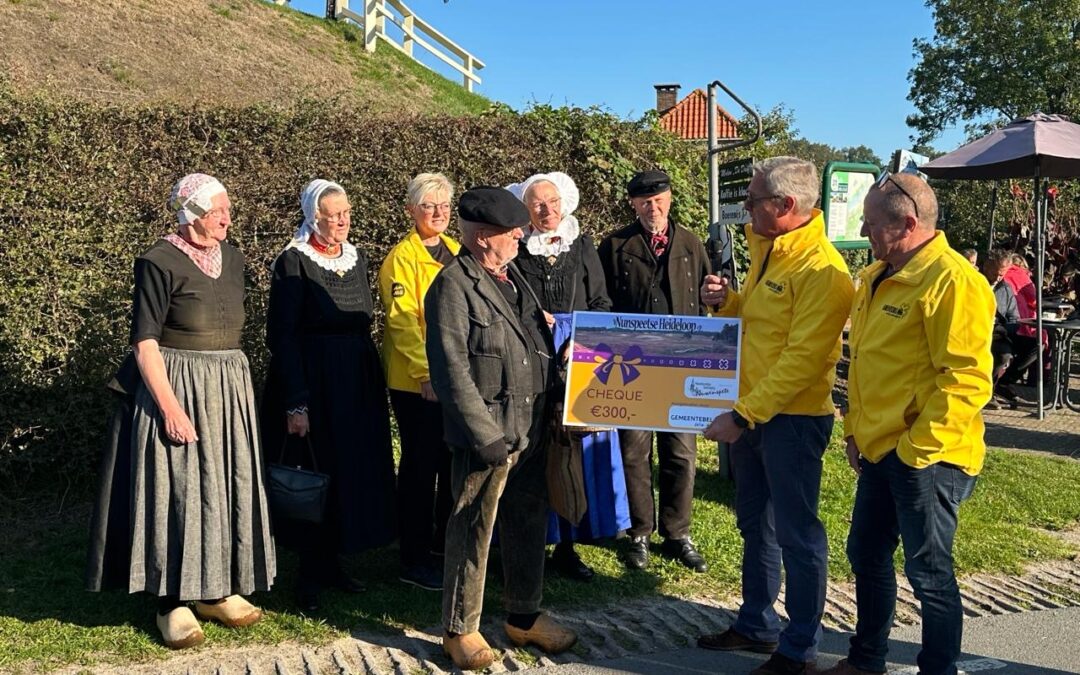 Gemeentebelang Nunspeet schenkt €300,- aan Heemkundige Vereniging Nuwenspete